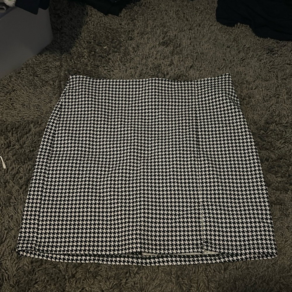 Black as white print skirt, zipper in the back